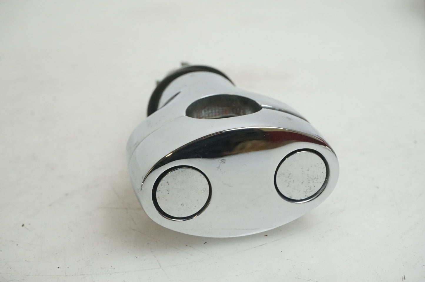 Snett uppifrån på Styrfäste från en Kawasaki VN 1700 Classic Tourer -2009 motorcykel.