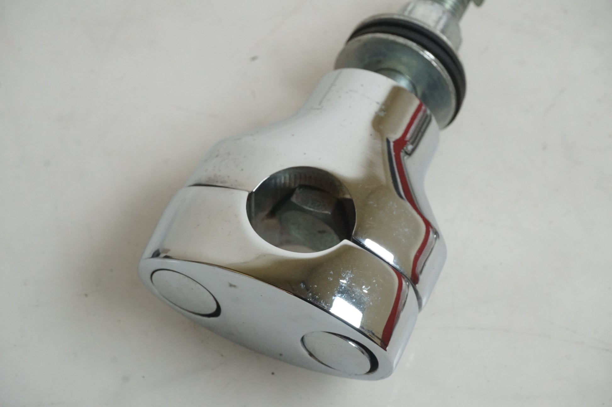 Snett nerifrån på Styrfäste från en Kawasaki VN 1700 Classic Tourer -2009 motorcykel.