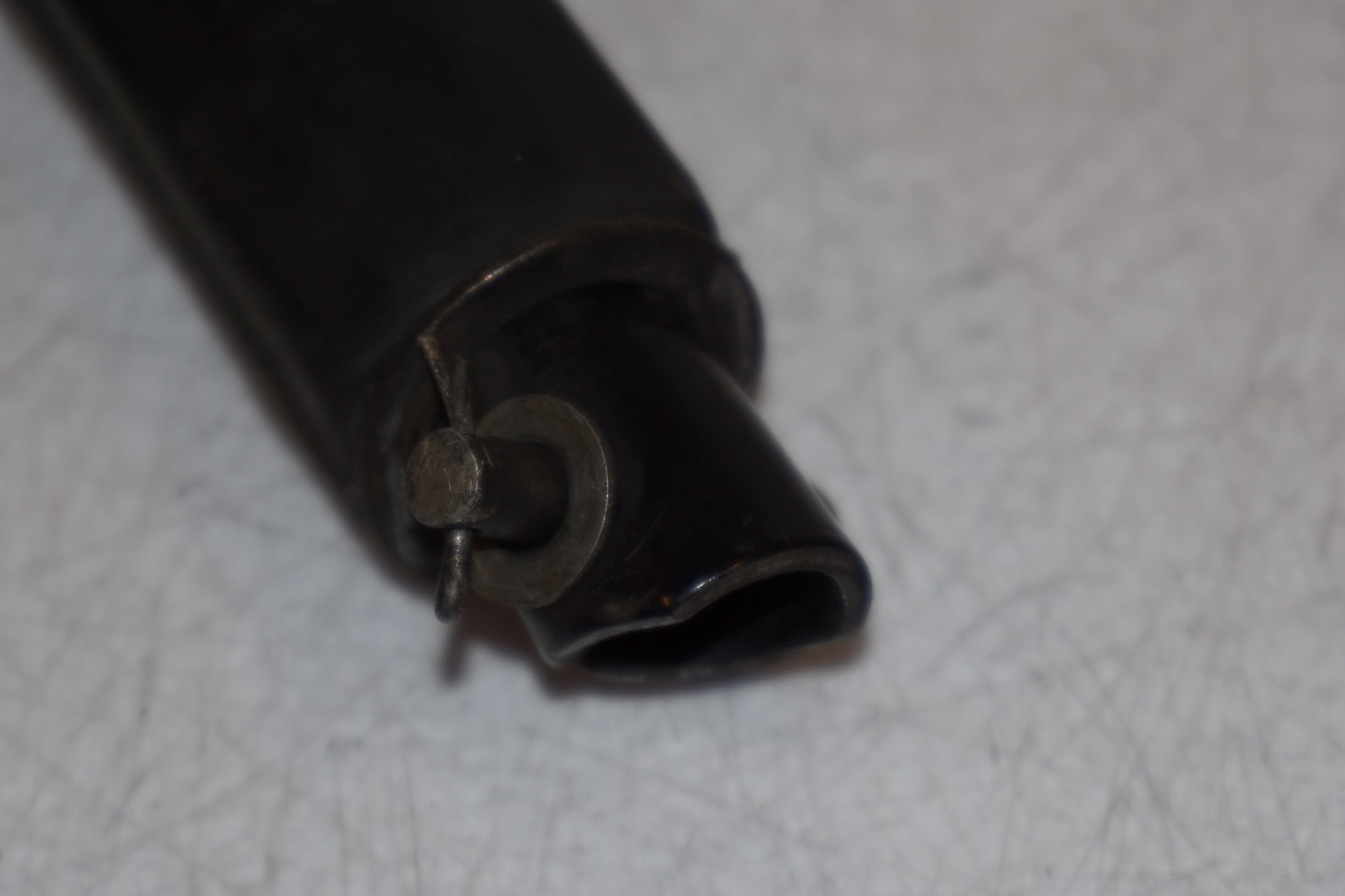 Snett nerifrån på Fotpinne från en Honda CB 750 SF -1999 motorcykel.