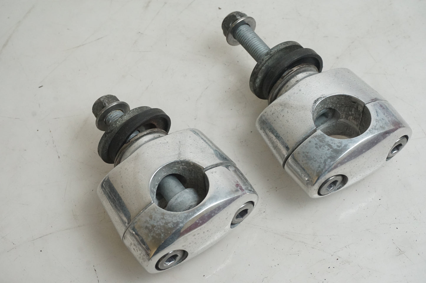 Framsidan på Styrfäste från en Triumph Rocket III -2011 motorcykel.