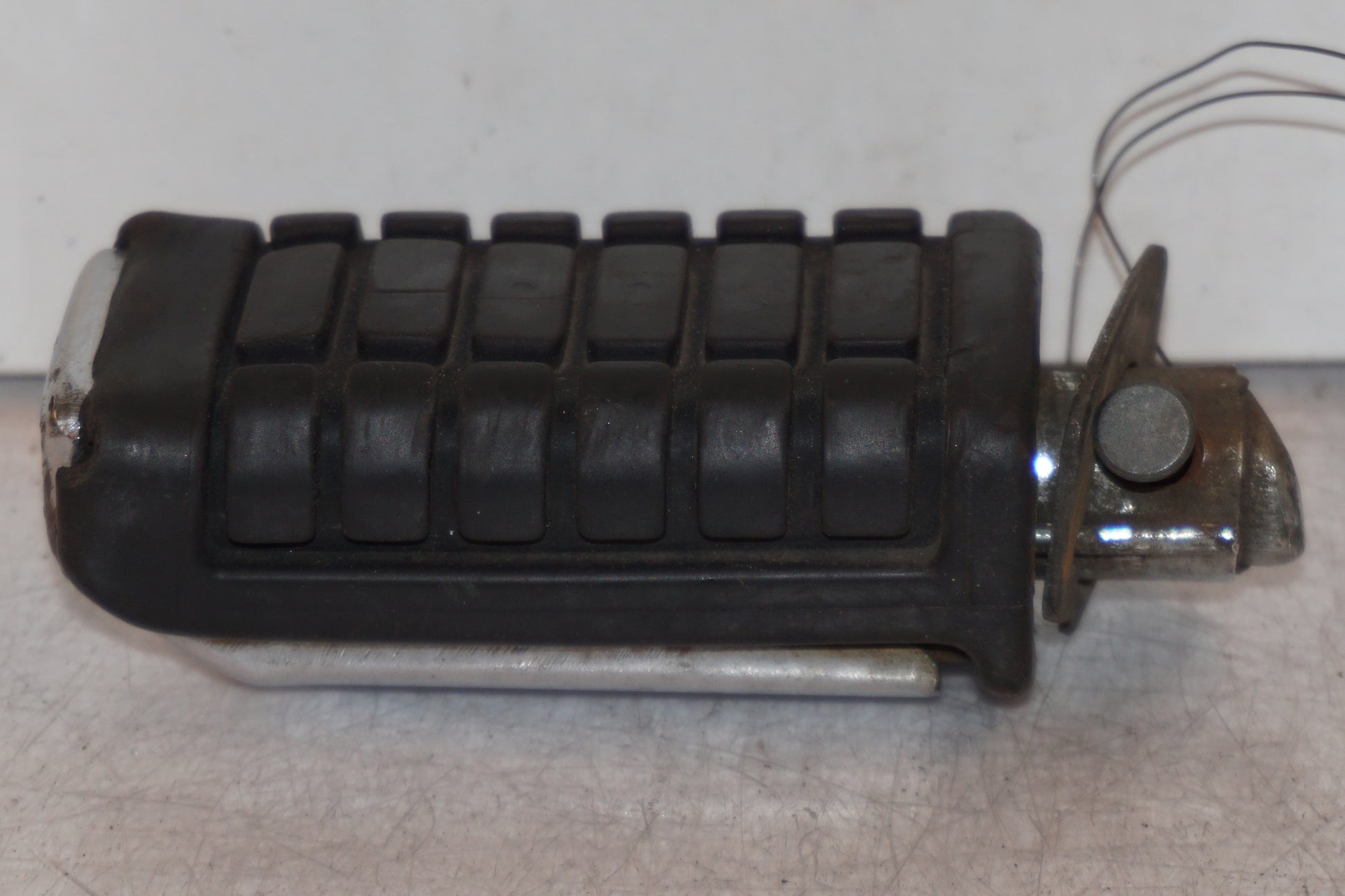 Baksidan på Fotpinne från en Honda VF 750 C -1983 motorcykel.