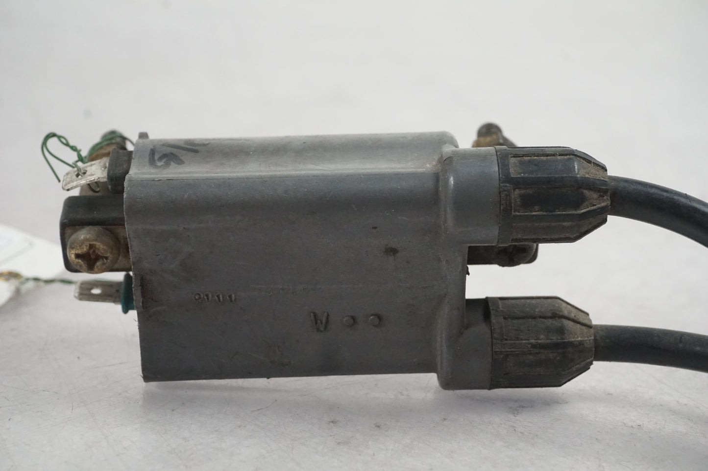 Vänster sida på Tändspole från en Kawasaki Zephyr 550 -1995 motorcykel.