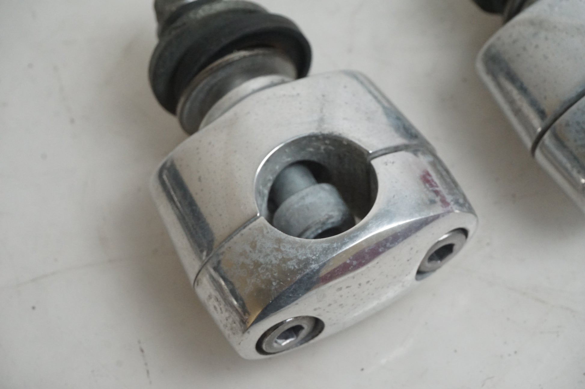 Baksidan på Styrfäste från en Triumph Rocket III -2011 motorcykel.