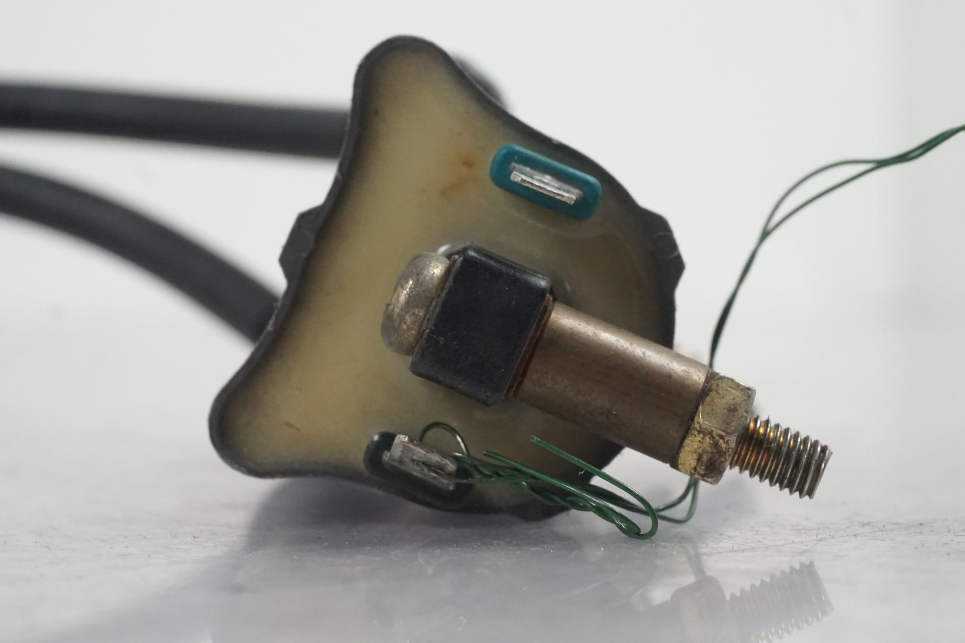 Snett uppifrån på Tändspole från en Kawasaki Zephyr 550 -1995 motorcykel.