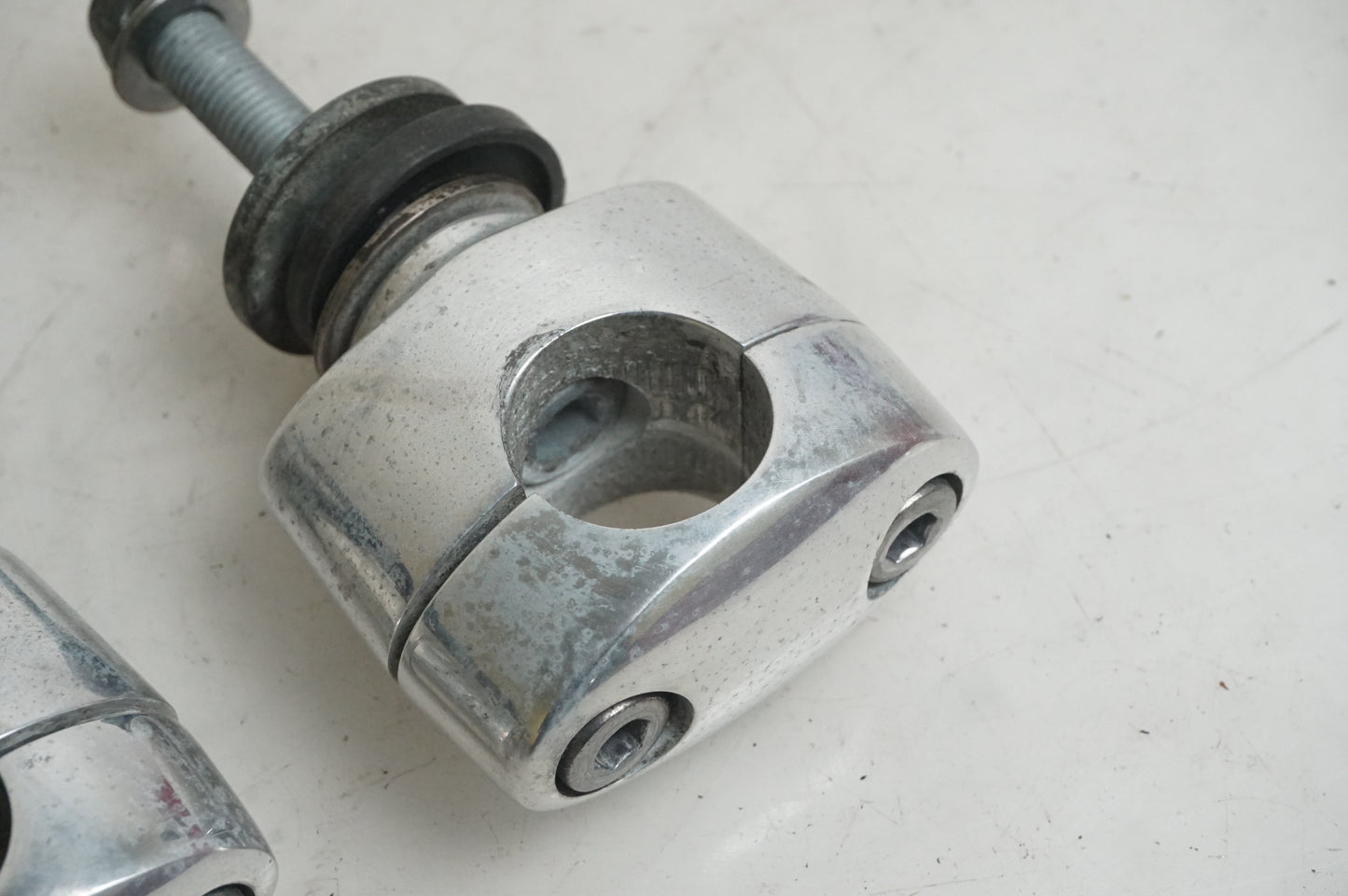 Höger sida på Styrfäste från en Triumph Rocket III -2011 motorcykel.