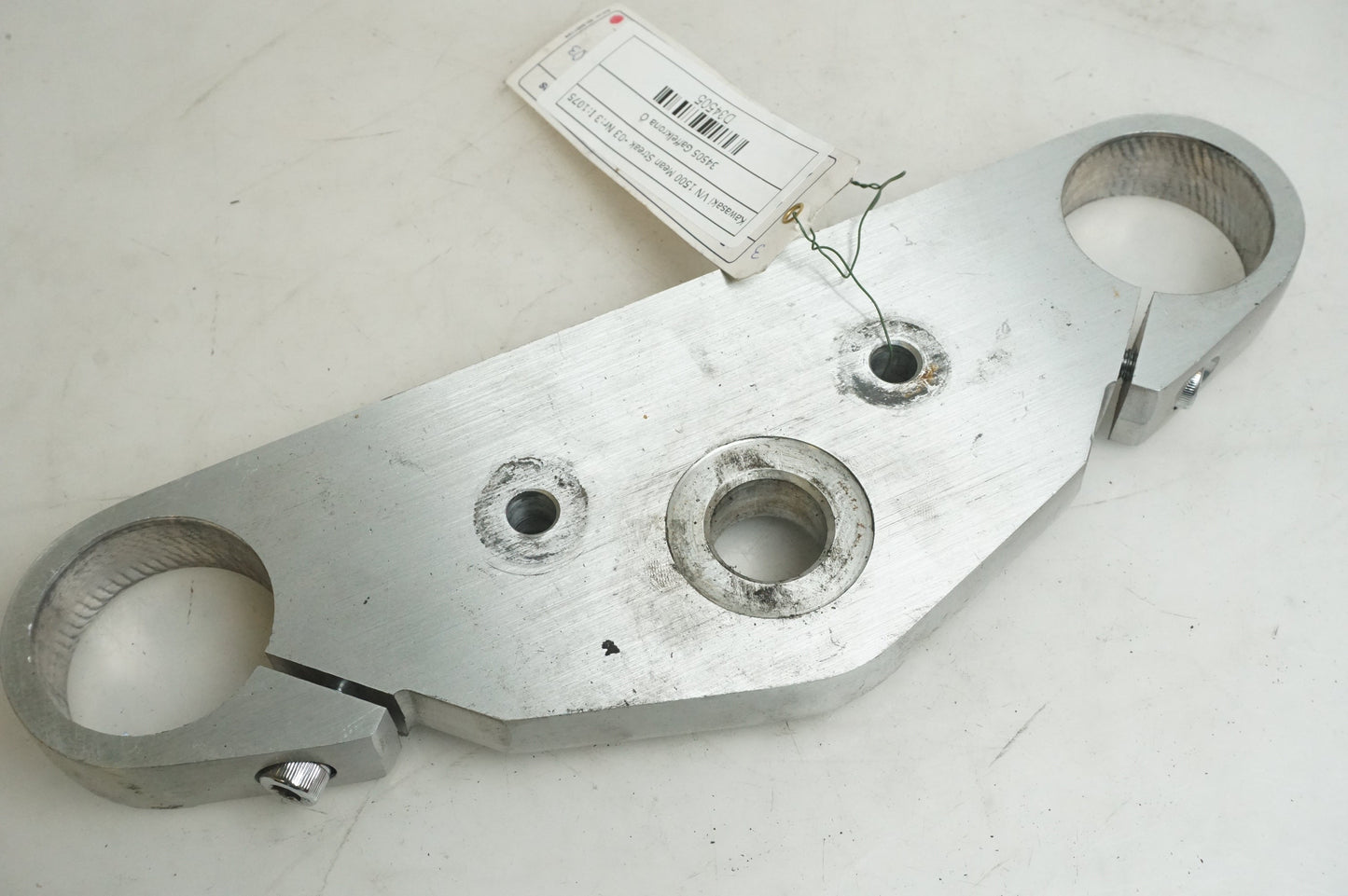 Framsidan på Gaffelkrona från en Kawasaki VN 1500 Mean Streak -2003 motorcykel.