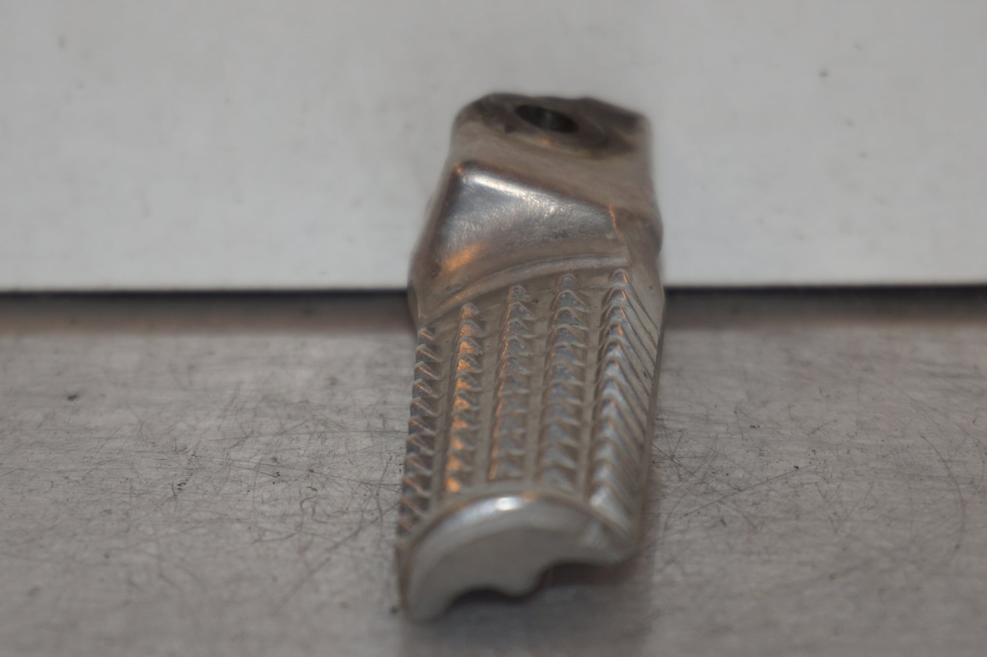 Höger sida på <p>Fotpinne höger bak från Honda VFR 750 F 1988.</p>

<p>Okej skick.</p> motorcykel.