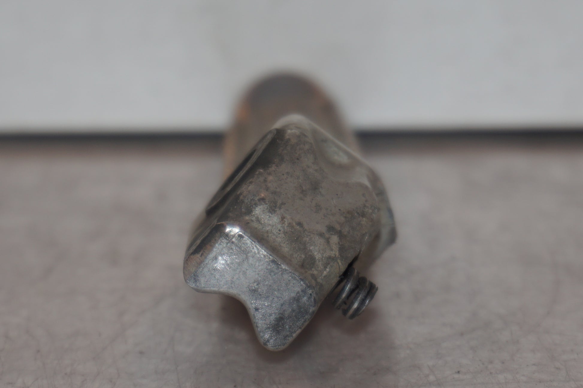 Vänster sida på <p>Fotpinne höger bak från Honda VFR 750 F 1988.</p>

<p>Okej skick.</p> motorcykel.