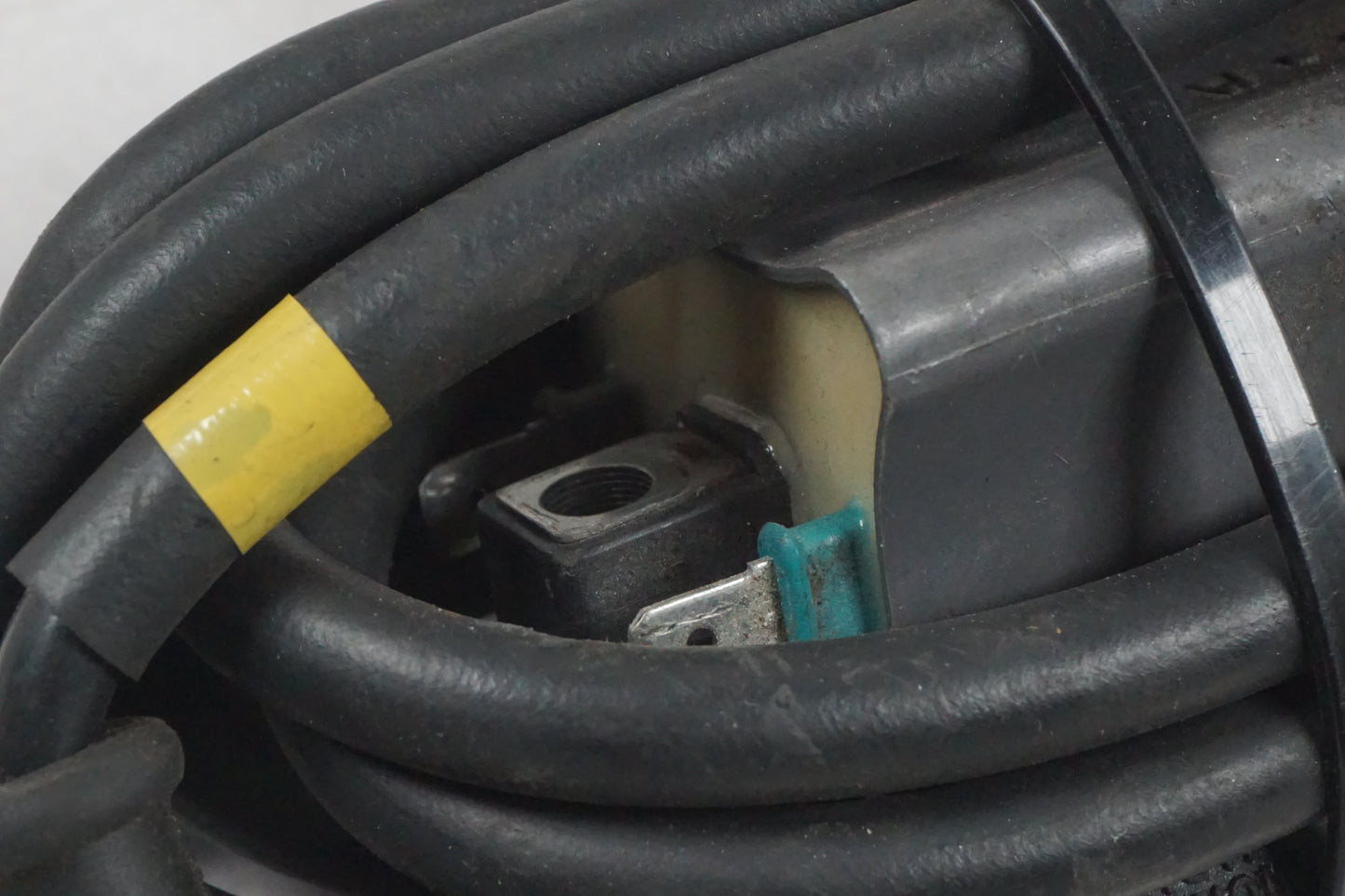 Vänster sida på Tändspole från en Kawasaki ZX-7R -1996 motorcykel.