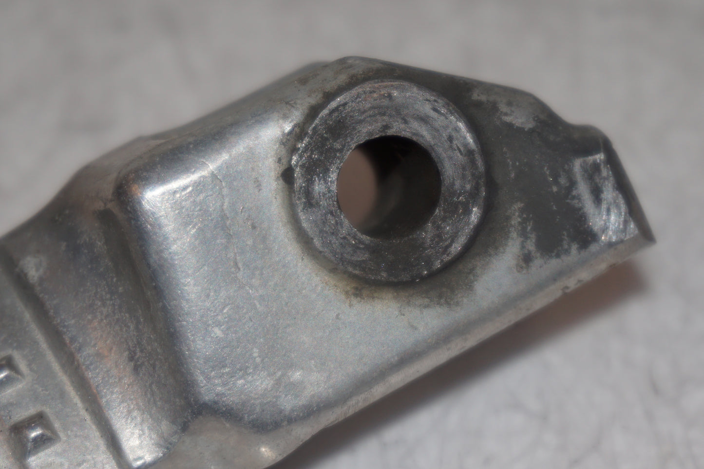 Snett uppifrån på <p>Fotpinne höger bak från Honda VFR 750 F 1988.</p>

<p>Okej skick.</p> motorcykel.