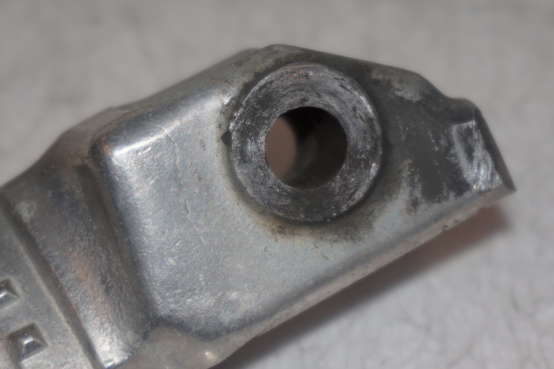 Snett uppifrån på <p>Fotpinne höger bak från Honda VFR 750 F 1988.</p>

<p>Okej skick.</p> motorcykel.