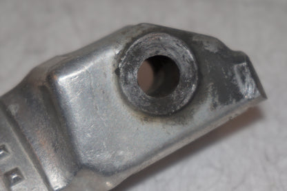 Snett uppifrån på <p>Fotpinne höger bak från Honda VFR 750 F 1988.</p>

<p>Okej skick.</p> motorcykel.