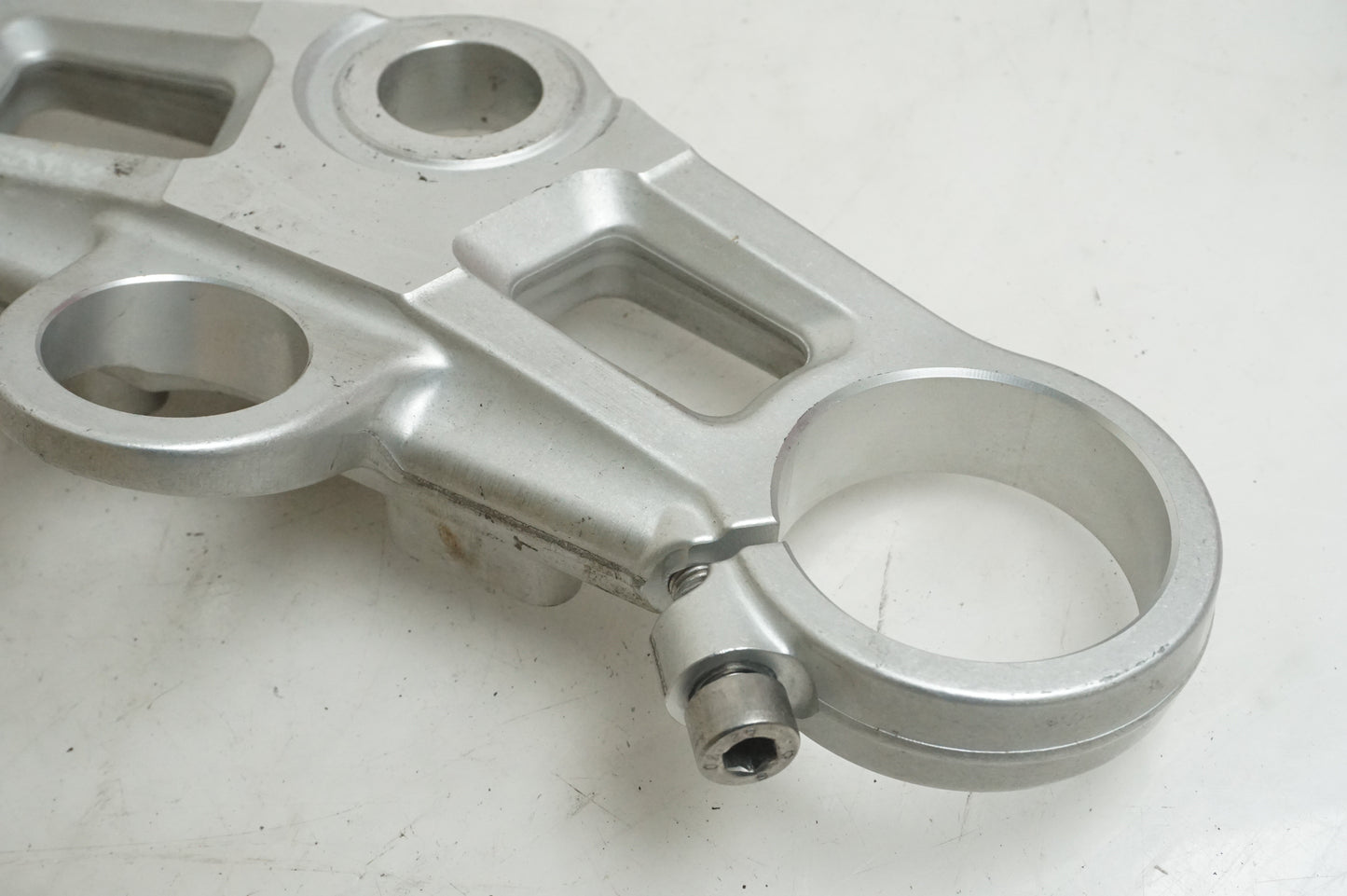 Baksidan på Gaffelkrona från en Triumph Daytona 675 -2009 motorcykel.