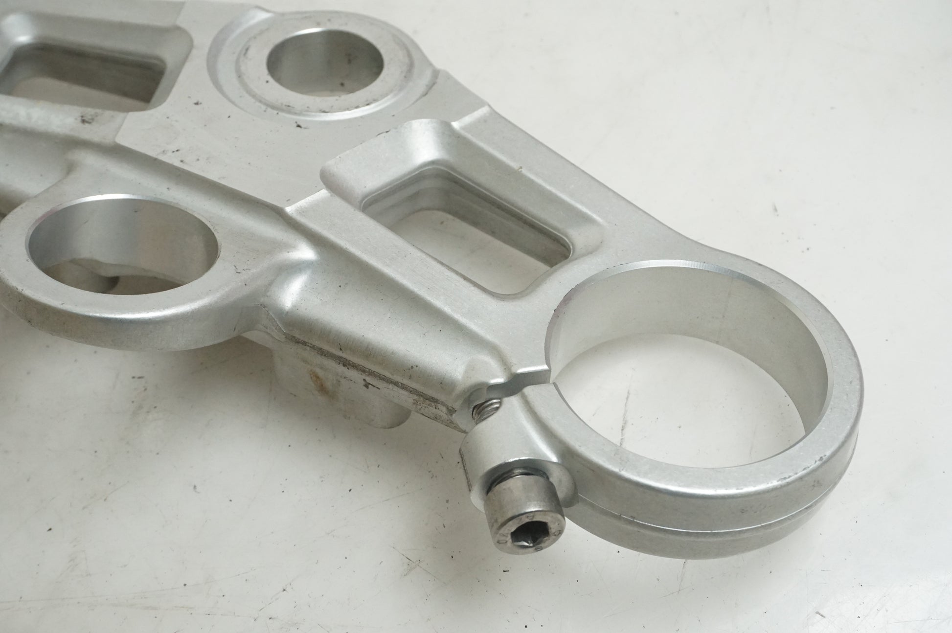 Baksidan på Gaffelkrona från en Triumph Daytona 675 -2009 motorcykel.