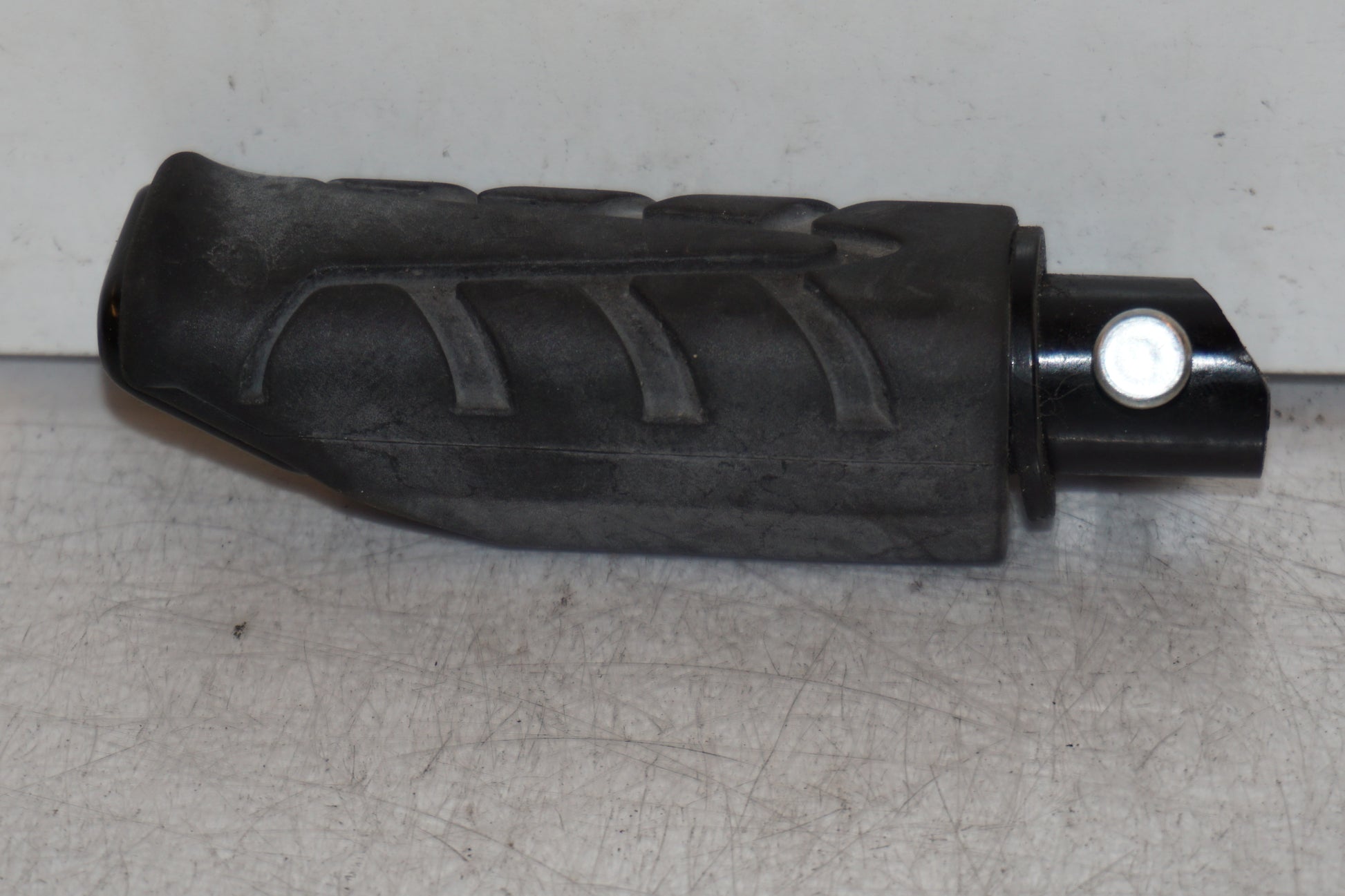 Baksidan på Fotpinne från en Honda CB 500 F -2013 motorcykel.