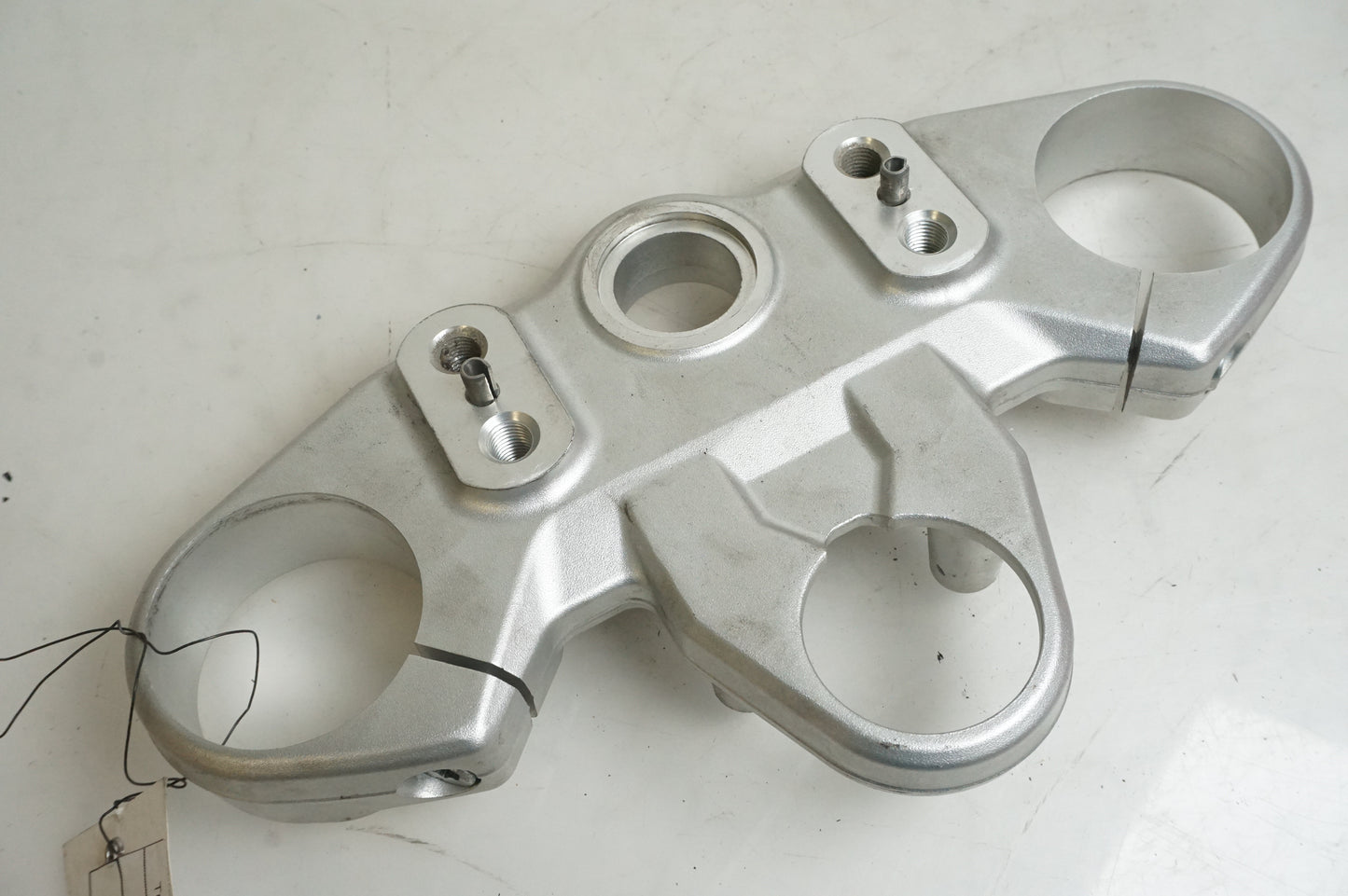 Framsidan på Gaffelkrona från en Triumph Tiger -2012 motorcykel.