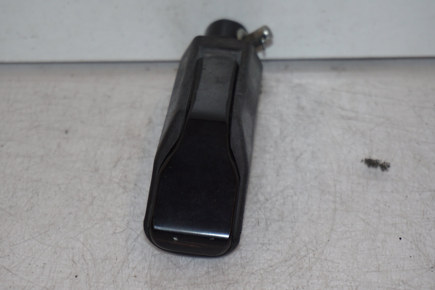 Vänster sida på Fotpinne från en Honda CB 500 F -2013 motorcykel.