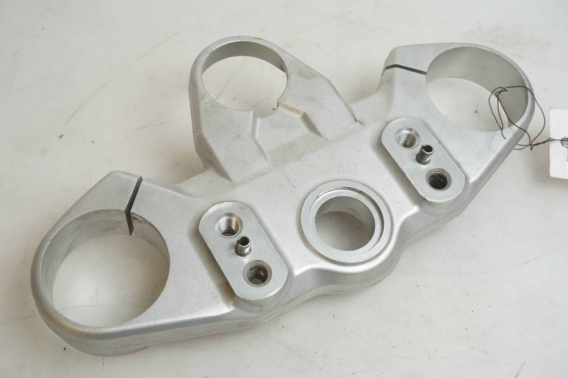 Baksidan på Gaffelkrona från en Triumph Tiger -2012 motorcykel.