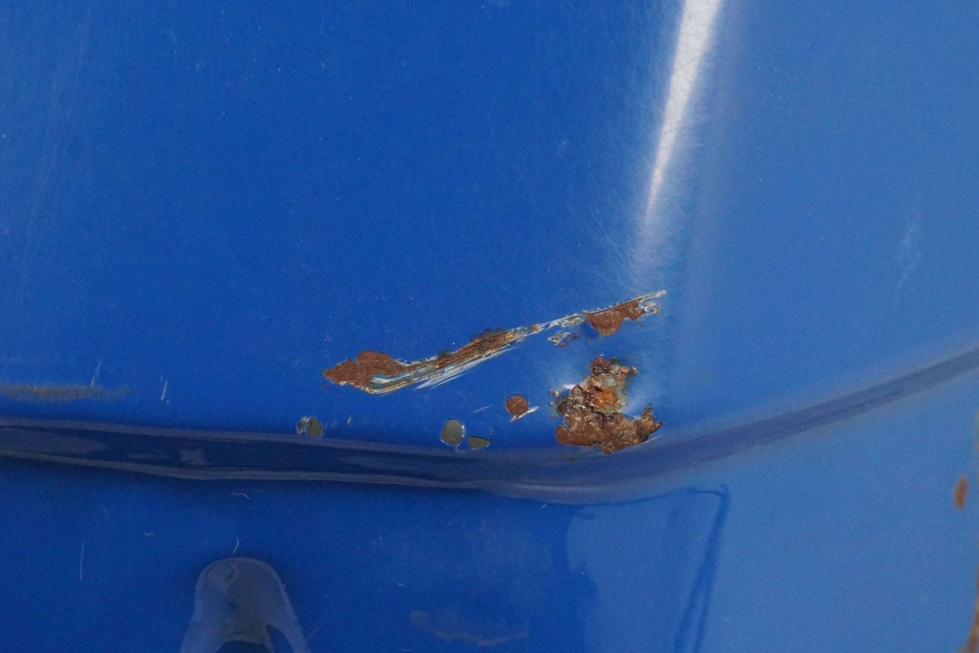 Snett nerifrån på Bensintank från en Yamaha XT 600 -1989 motorcykel.