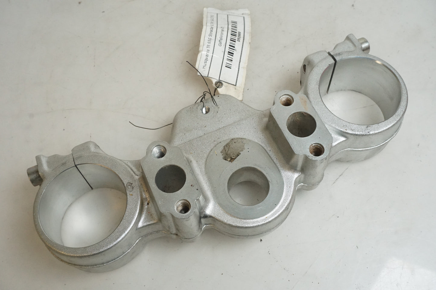 Framsidan på Gaffelkrona från en Husqvarna TR 650 Strada -2012 motorcykel.