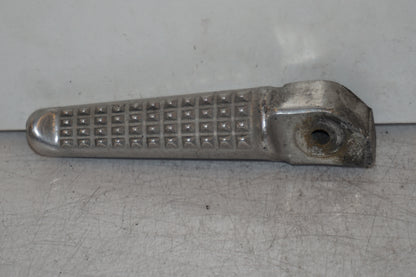 Framsidan på <p>Fotpinne höger bak från Honda VFR 750 F 1994.</p>

<p>Okej skick.</p> motorcykel.