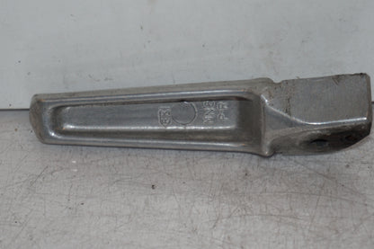 Baksidan på <p>Fotpinne höger bak från Honda VFR 750 F 1994.</p>

<p>Okej skick.</p> motorcykel.