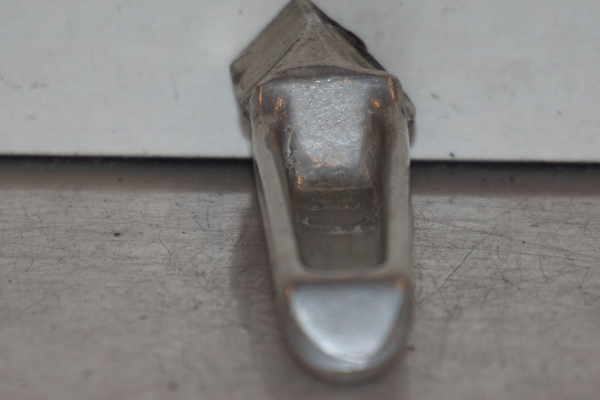 Höger sida på <p>Fotpinne höger bak från Honda VFR 750 F 1994.</p>

<p>Okej skick.</p> motorcykel.