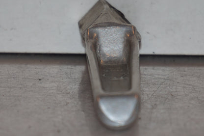 Höger sida på <p>Fotpinne höger bak från Honda VFR 750 F 1994.</p>

<p>Okej skick.</p> motorcykel.