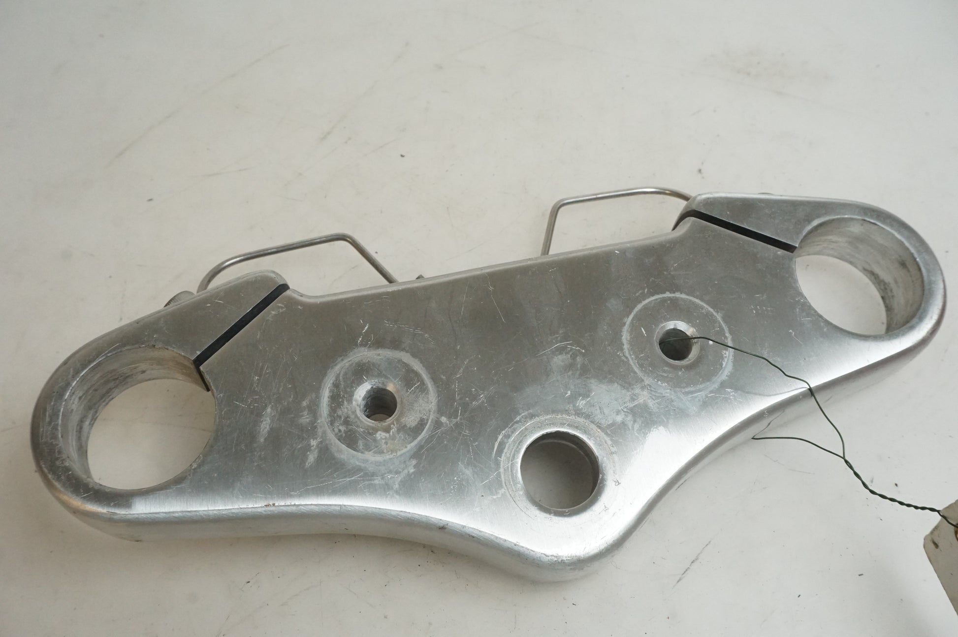 Framsidan på Gaffelkrona från en Triumph America -2004 motorcykel.