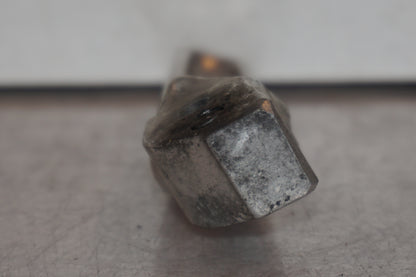 Vänster sida på <p>Fotpinne höger bak från Honda VFR 750 F 1994.</p>

<p>Okej skick.</p> motorcykel.