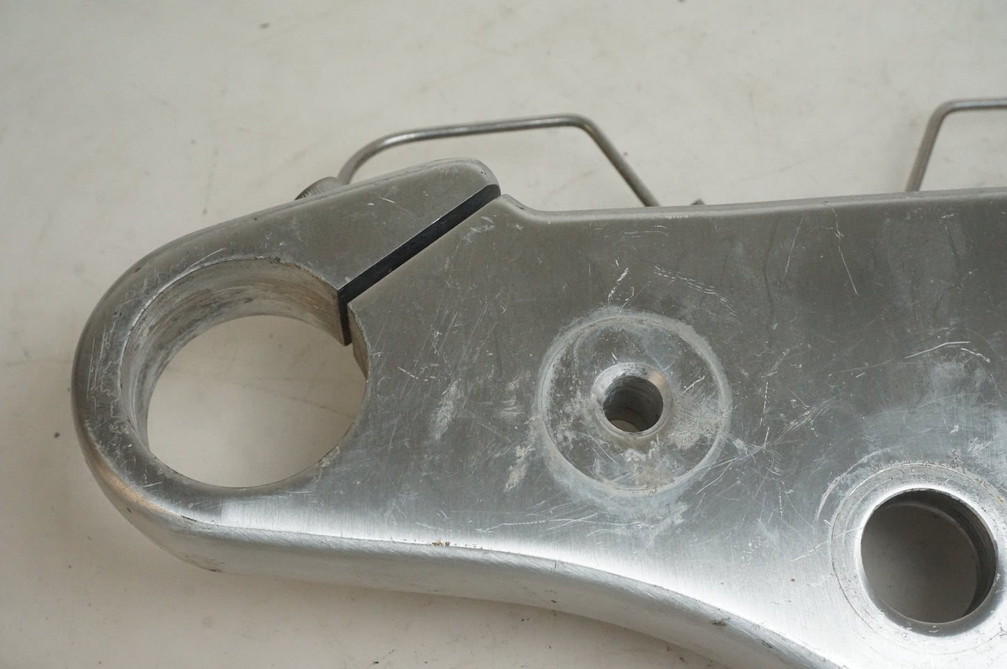 Baksidan på Gaffelkrona från en Triumph America -2004 motorcykel.