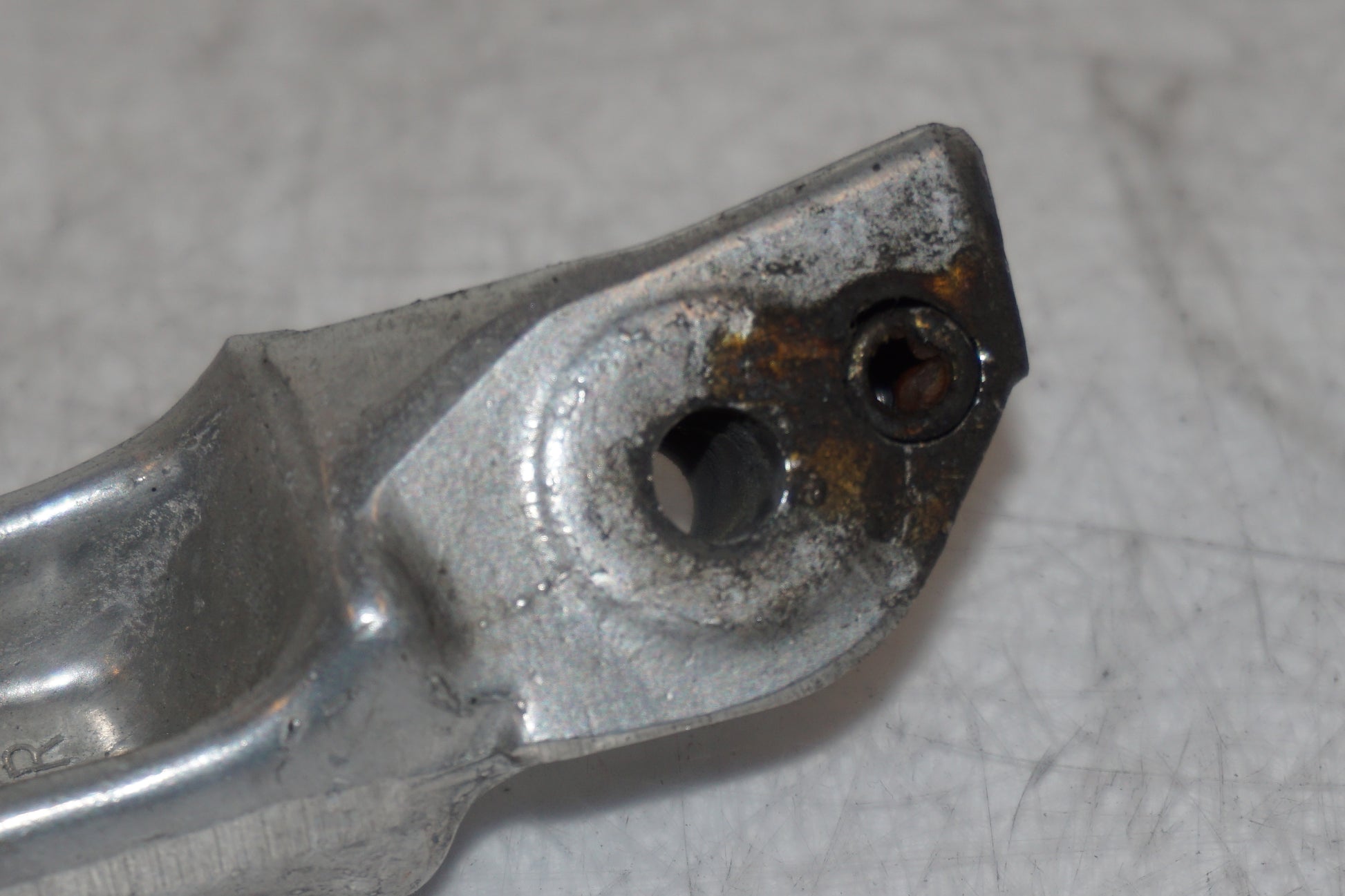 Snett uppifrån på <p>Fotpinne höger bak från Honda VFR 750 F 1994.</p>

<p>Okej skick.</p> motorcykel.