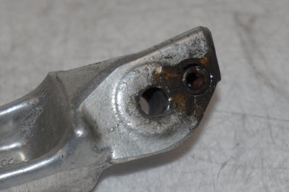 Snett uppifrån på <p>Fotpinne höger bak från Honda VFR 750 F 1994.</p>

<p>Okej skick.</p> motorcykel.