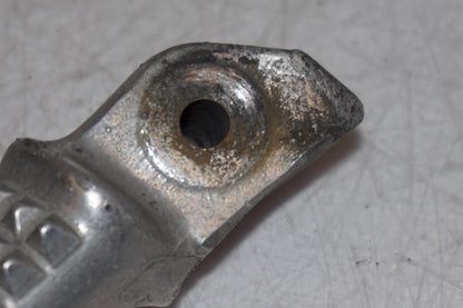 Snett nerifrån på <p>Fotpinne höger bak från Honda VFR 750 F 1994.</p>

<p>Okej skick.</p> motorcykel.