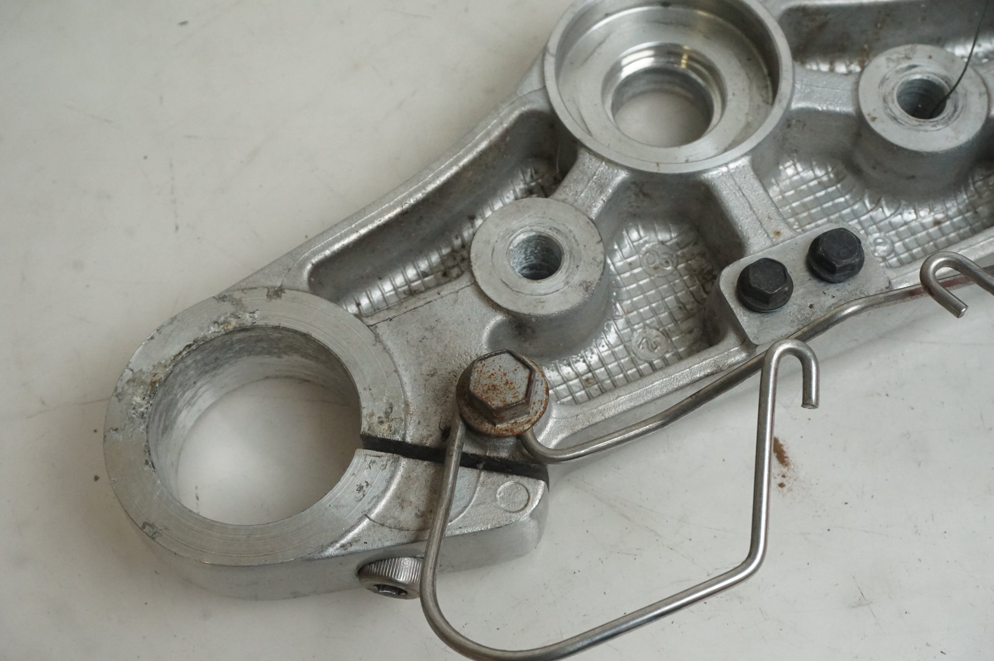 Vänster sida på Gaffelkrona från en Triumph America -2004 motorcykel.