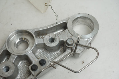 Snett uppifrån på Gaffelkrona från en Triumph America -2004 motorcykel.