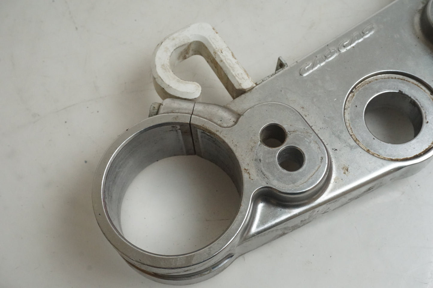 Baksidan på Gaffelkrona från en Gasgas CG 250 -2013 motorcykel.