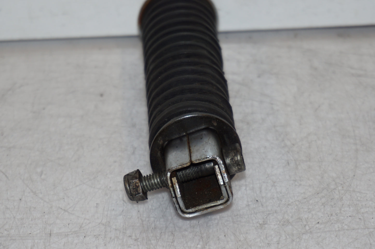 Vänster sida på Fotpinne från en Honda VT 600 C -1994 motorcykel.