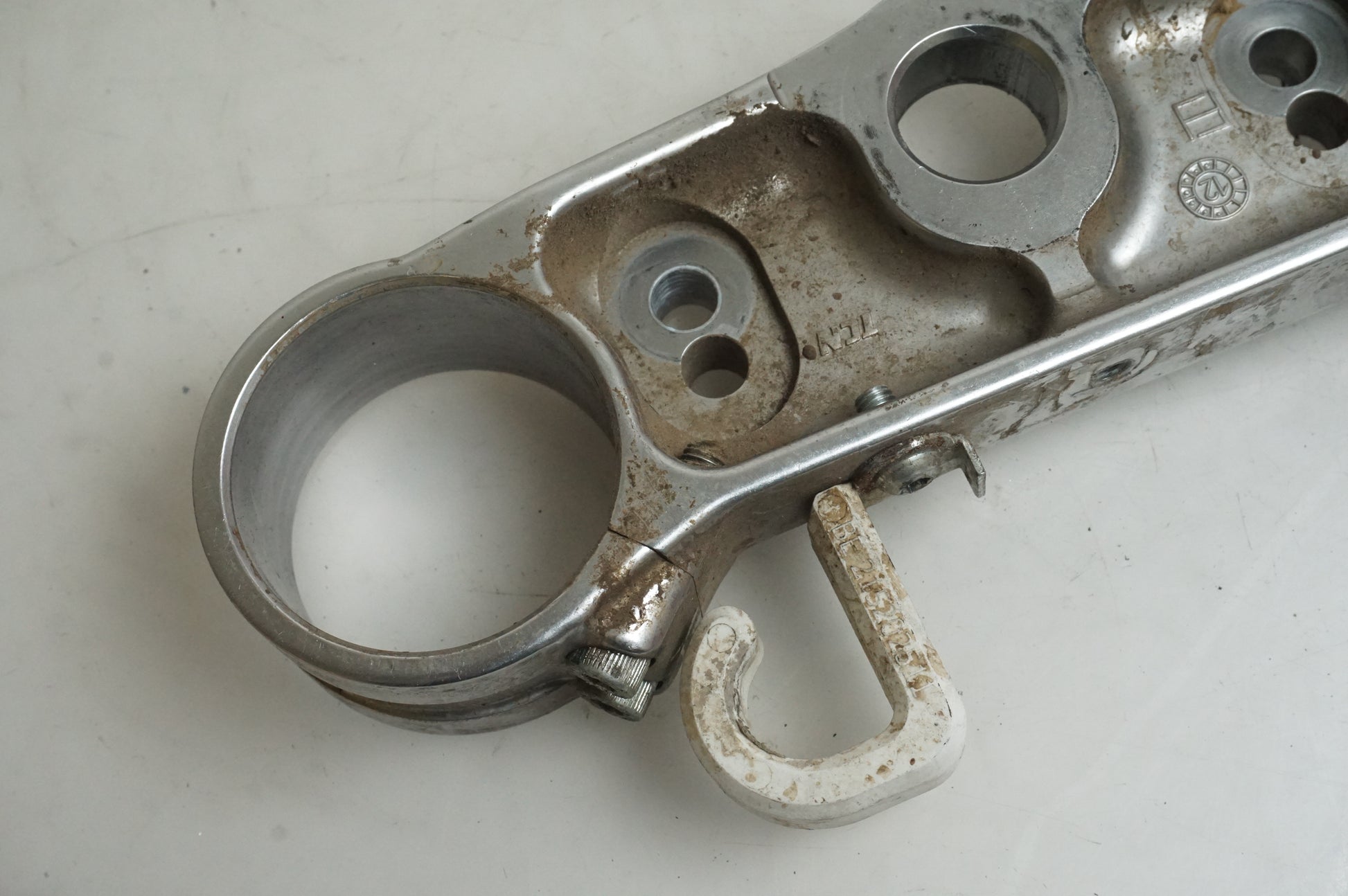 Vänster sida på Gaffelkrona från en Gasgas CG 250 -2013 motorcykel.