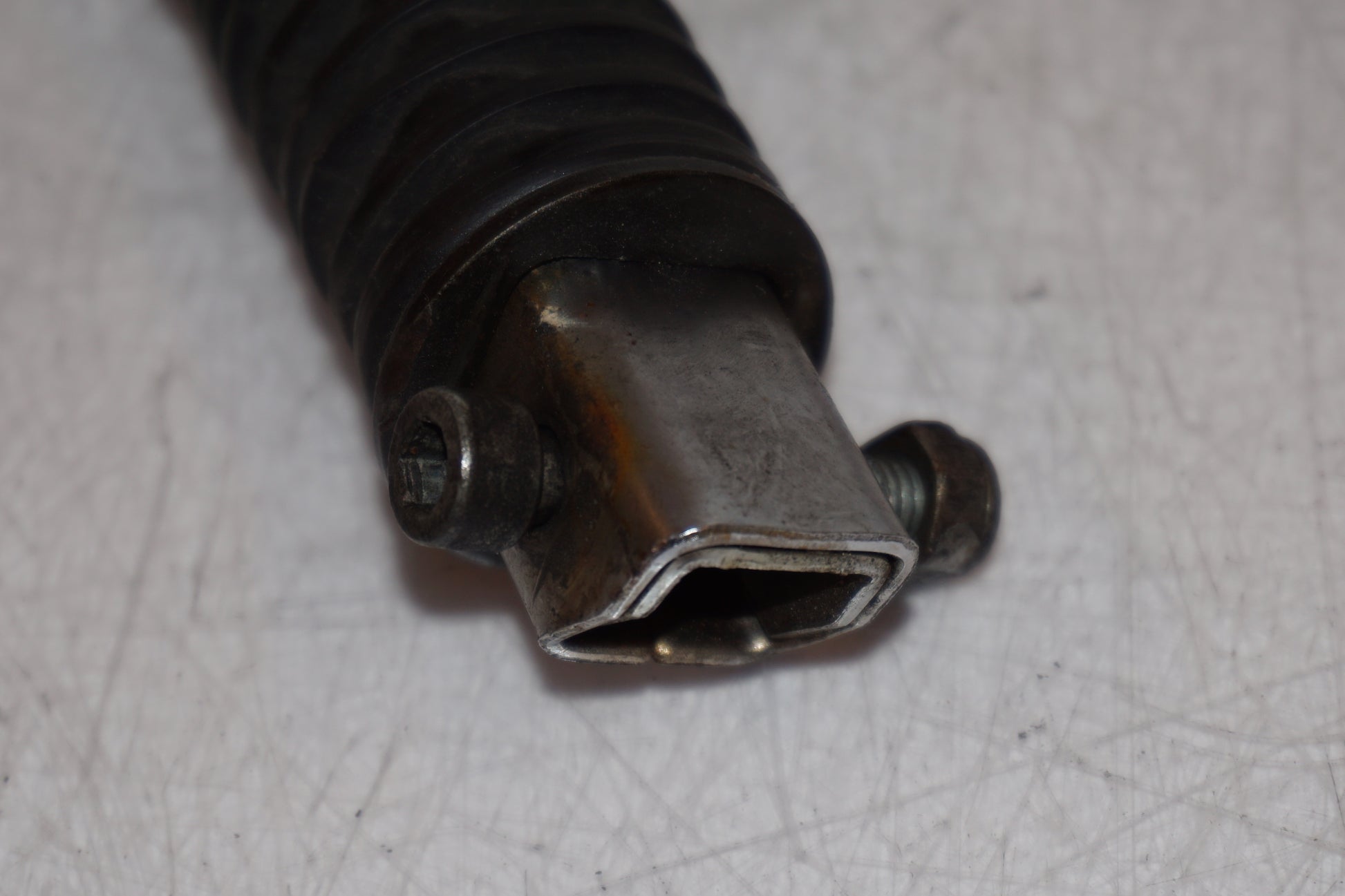 Snett nerifrån på Fotpinne från en Honda VT 600 C -1994 motorcykel.