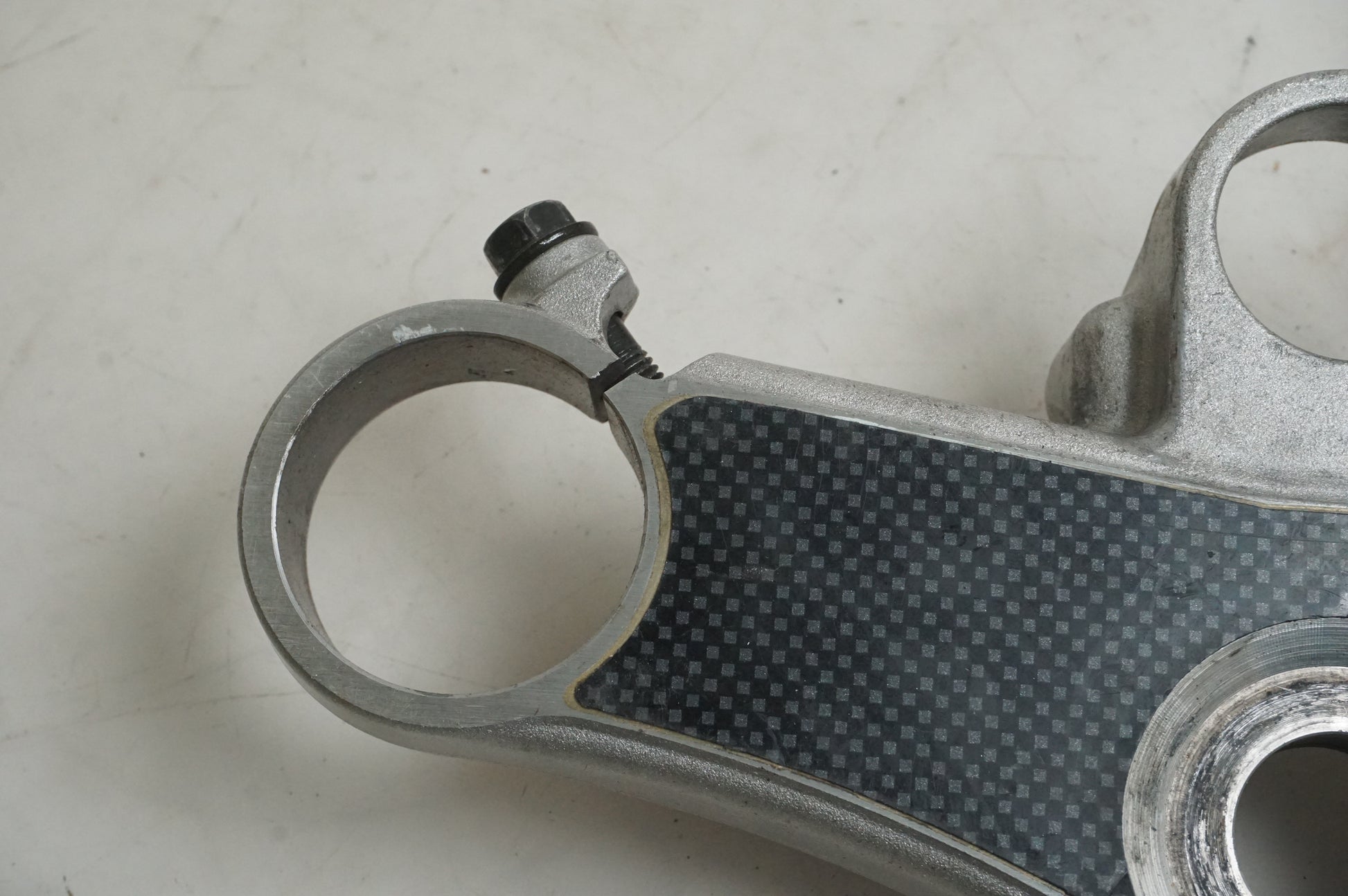 Baksidan på Gaffelkrona från en Honda CBR 900 RR -1999 motorcykel.