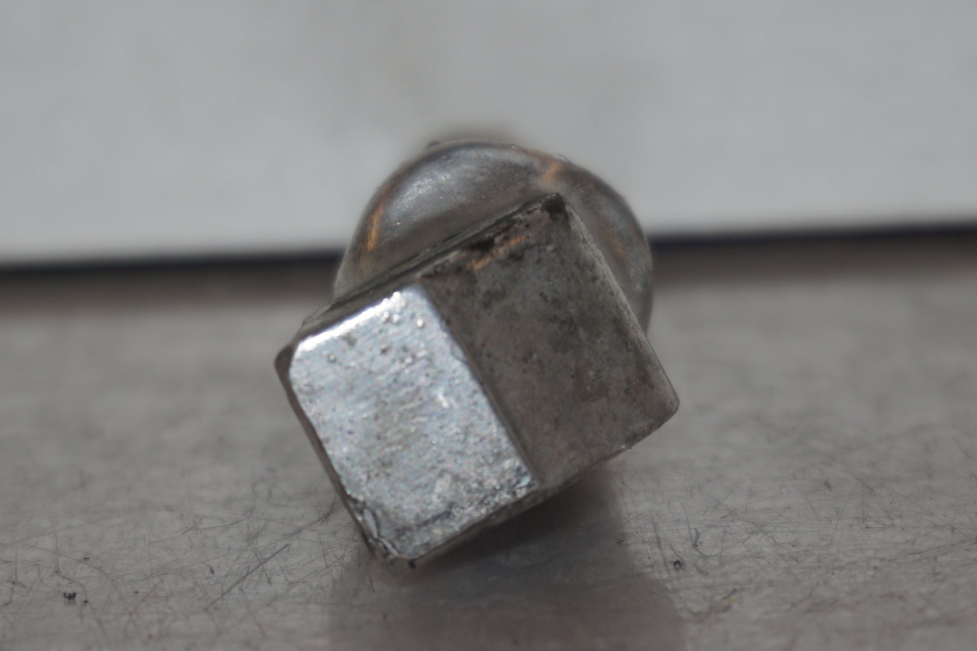 Höger sida på <p>Fotpinne höger bak från Honda VFR 750 F 1995.</p>

<p>Små märken på undersidan. Okej skick.</p> motorcykel.