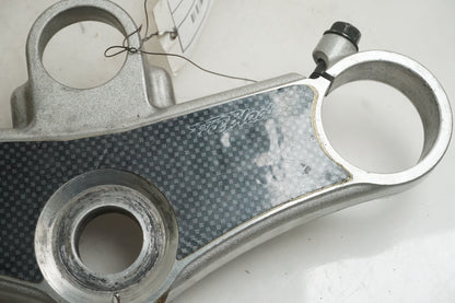 Höger sida på Gaffelkrona från en Honda CBR 900 RR -1999 motorcykel.