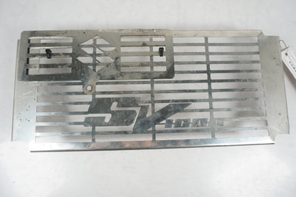 Framsidan på Vattenkylgaller från en Suzuki SV 1000 -2005 motorcykel.