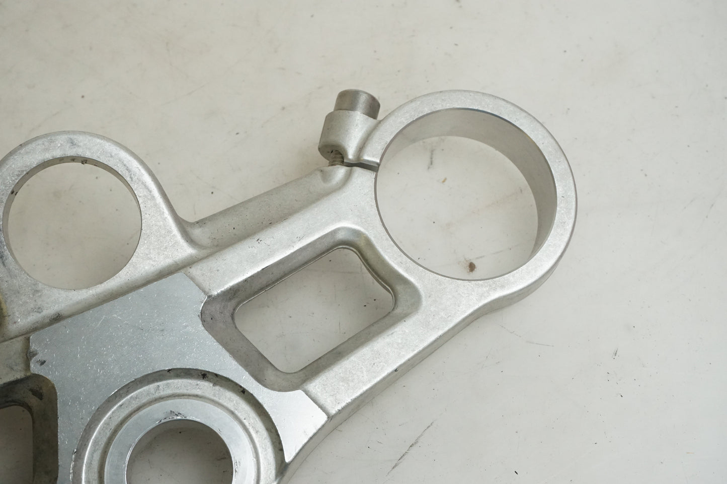 Höger sida på Gaffelkrona från en Triumph Daytona 675 -2007 motorcykel.