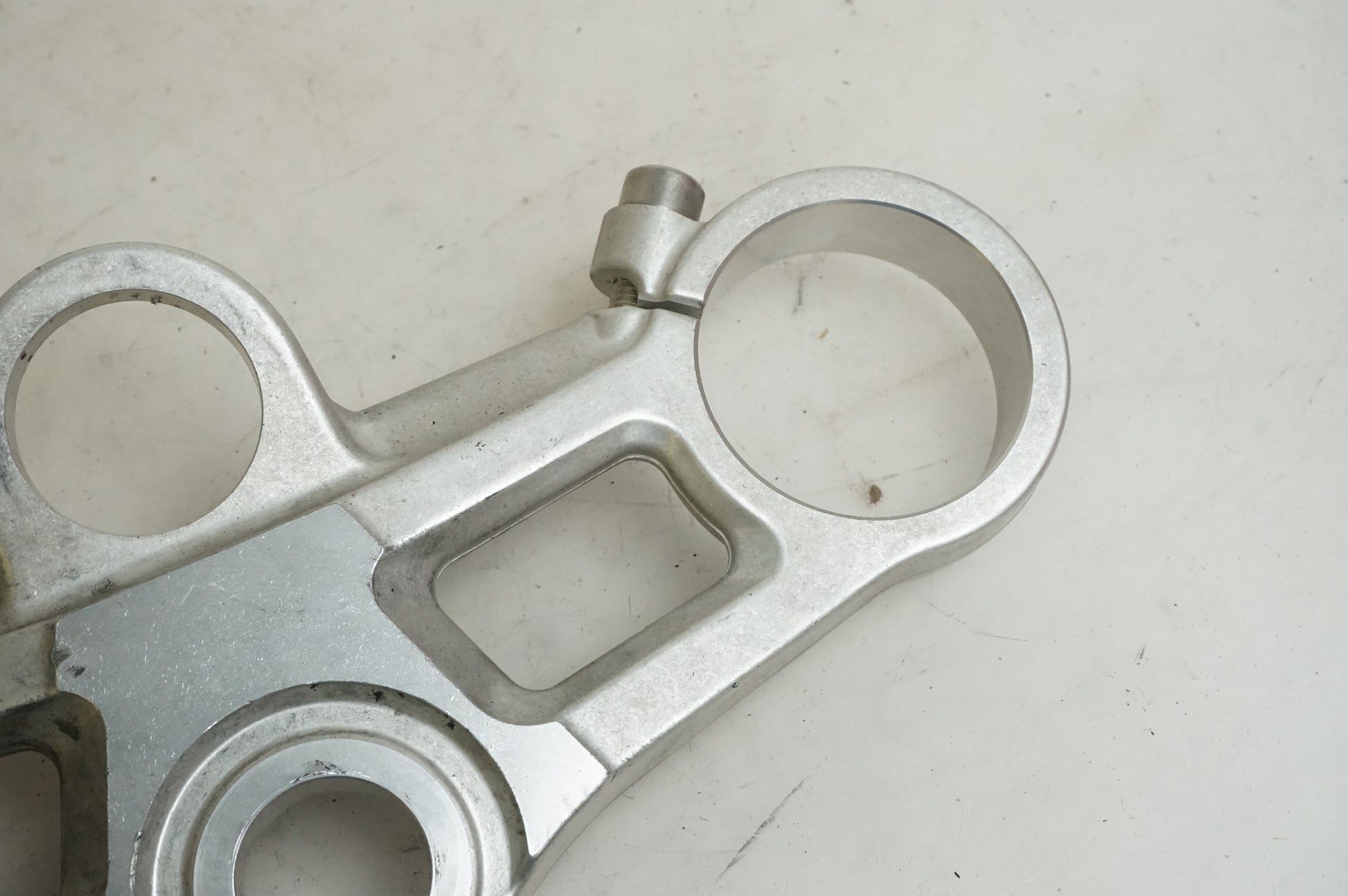 Höger sida på Gaffelkrona från en Triumph Daytona 675 -2007 motorcykel.