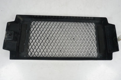 Baksidan på Vattenkylgaller från en Suzuki VL 800 -2001 motorcykel.