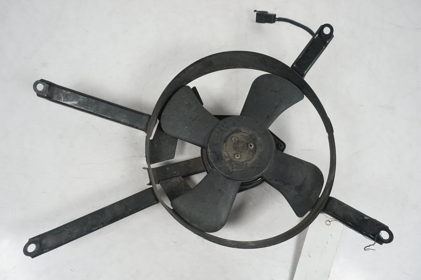 Framsidan på Vattenkylfläkt från en Kawasaki ZX-9R -1996 motorcykel.