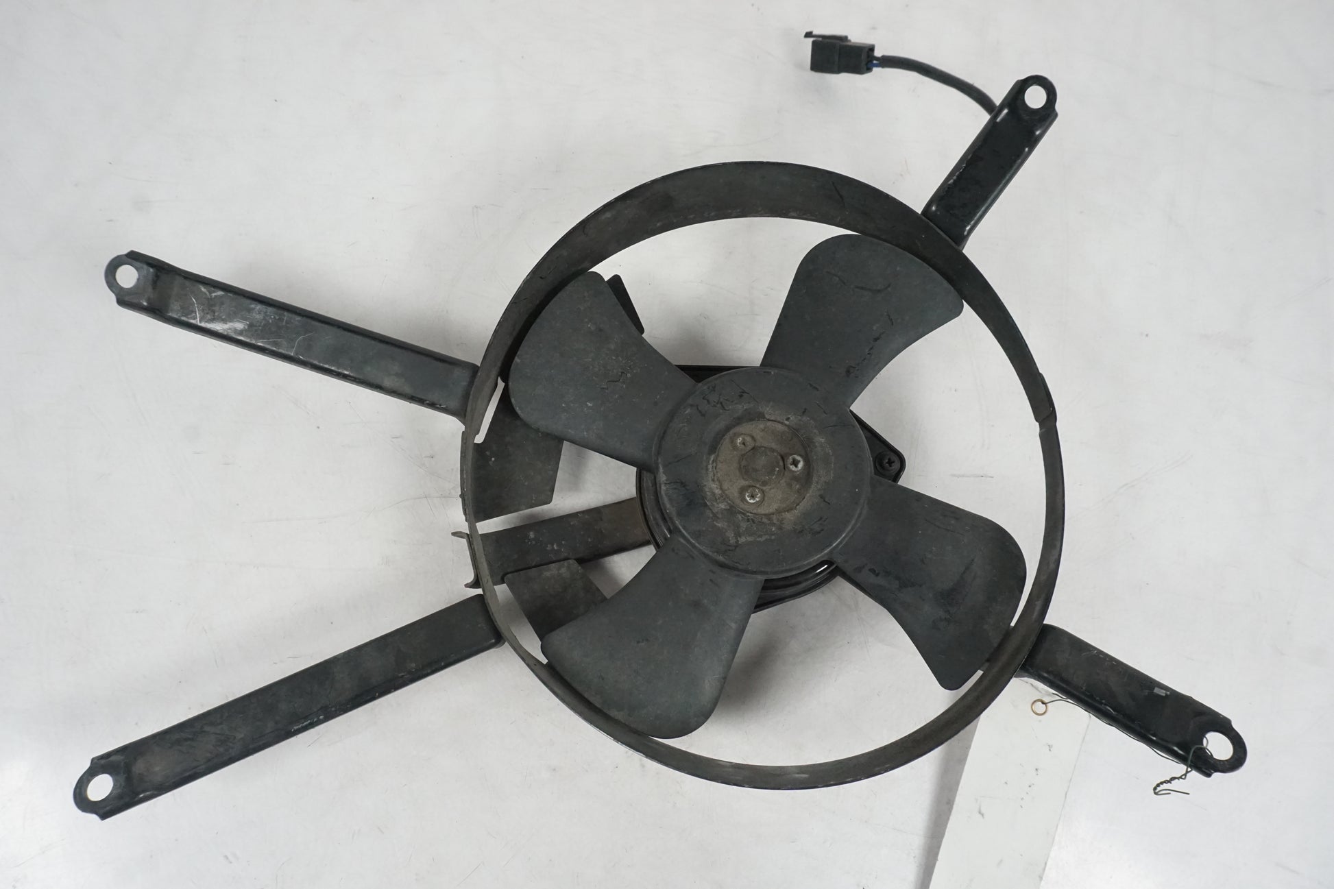 Framsidan på Vattenkylfläkt från en Kawasaki ZX-9R -1996 motorcykel.