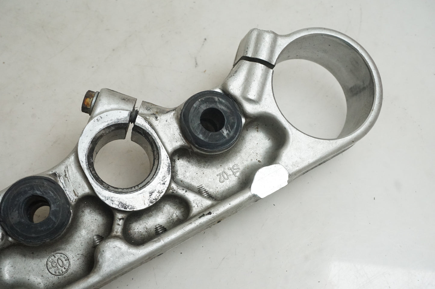 Vänster sida på Gaffelkrona från en KTM 625 SMC -2006 motorcykel.